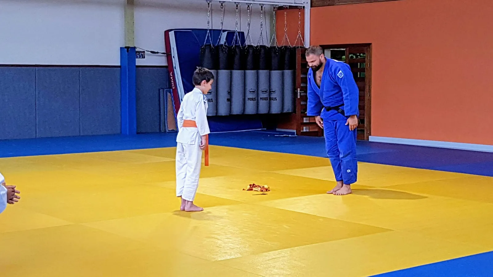 Salut entre un professeur et un jeune judoka