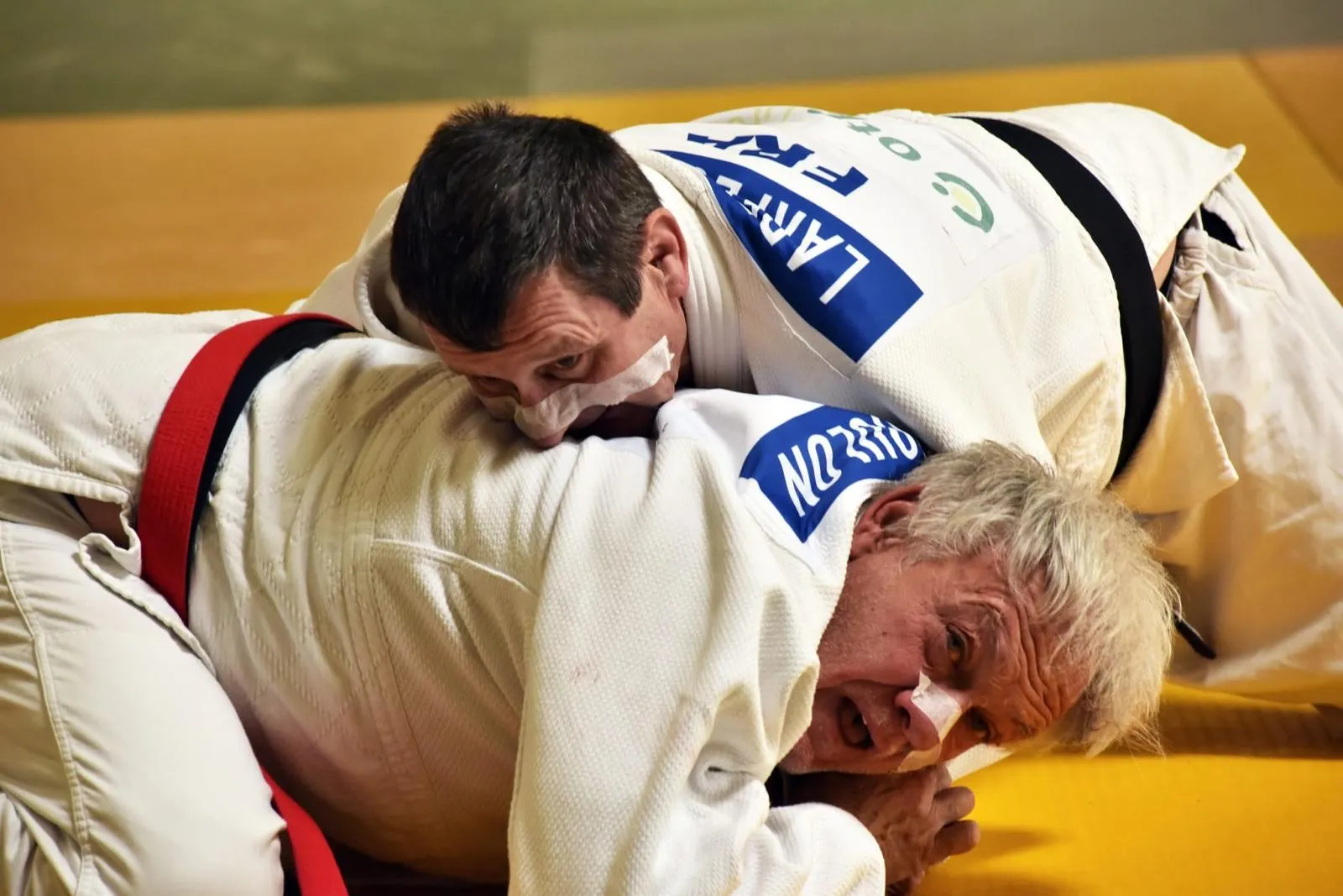 Travail au sol entre deux judokas
